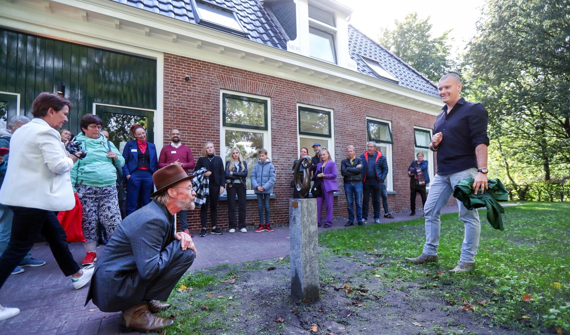 Bewoner Ton (links) bekijkt het beeld samen met wethouder Jaap van Veen 