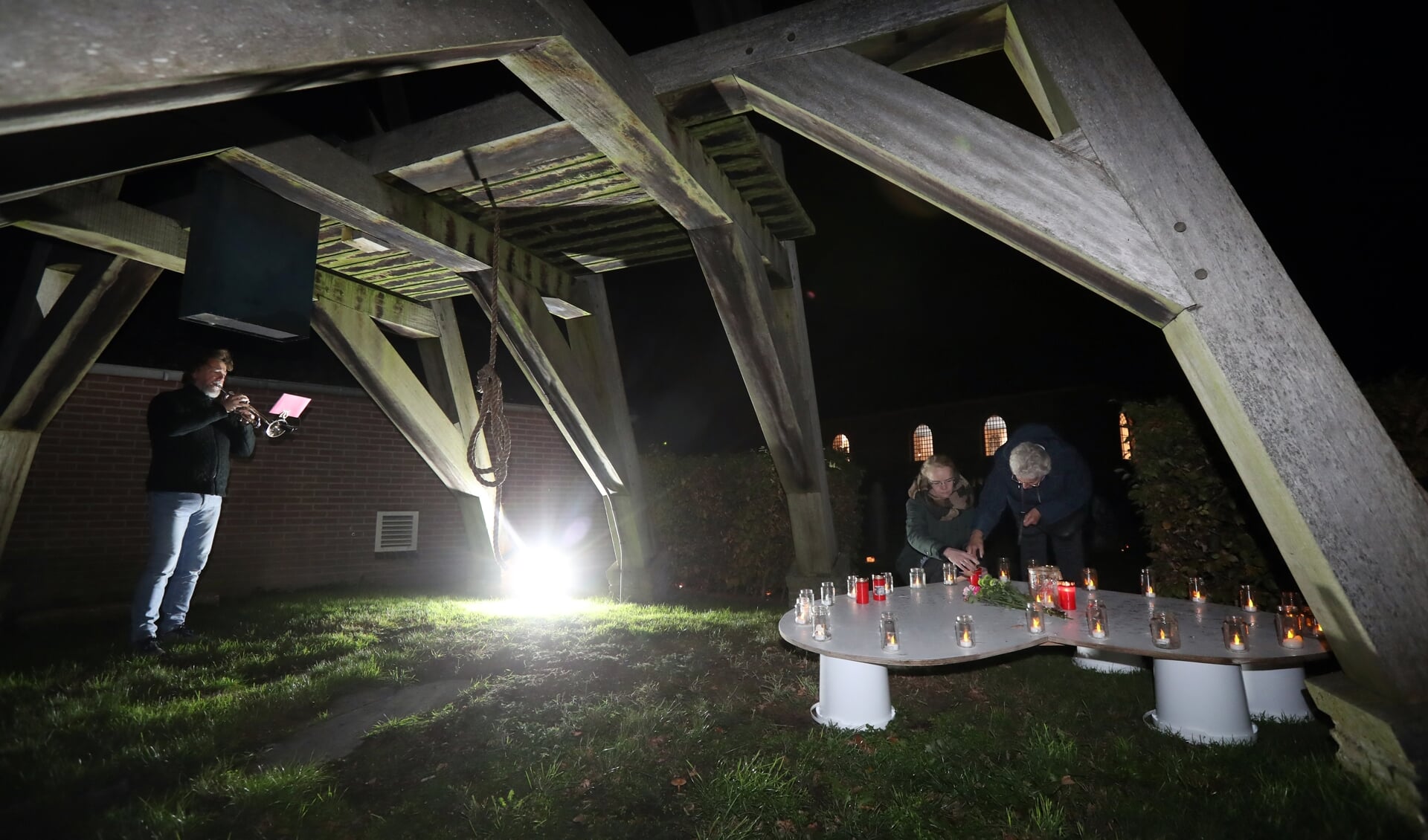 Het grote hart onder de klokkenstoel werd ook gevuld met lichtjes.