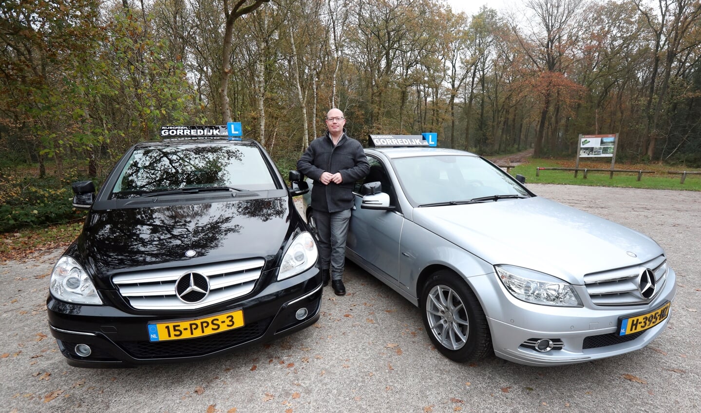Johan van der Veen geeft naast lessen in de schakelauto ook instructie voor de automaat.