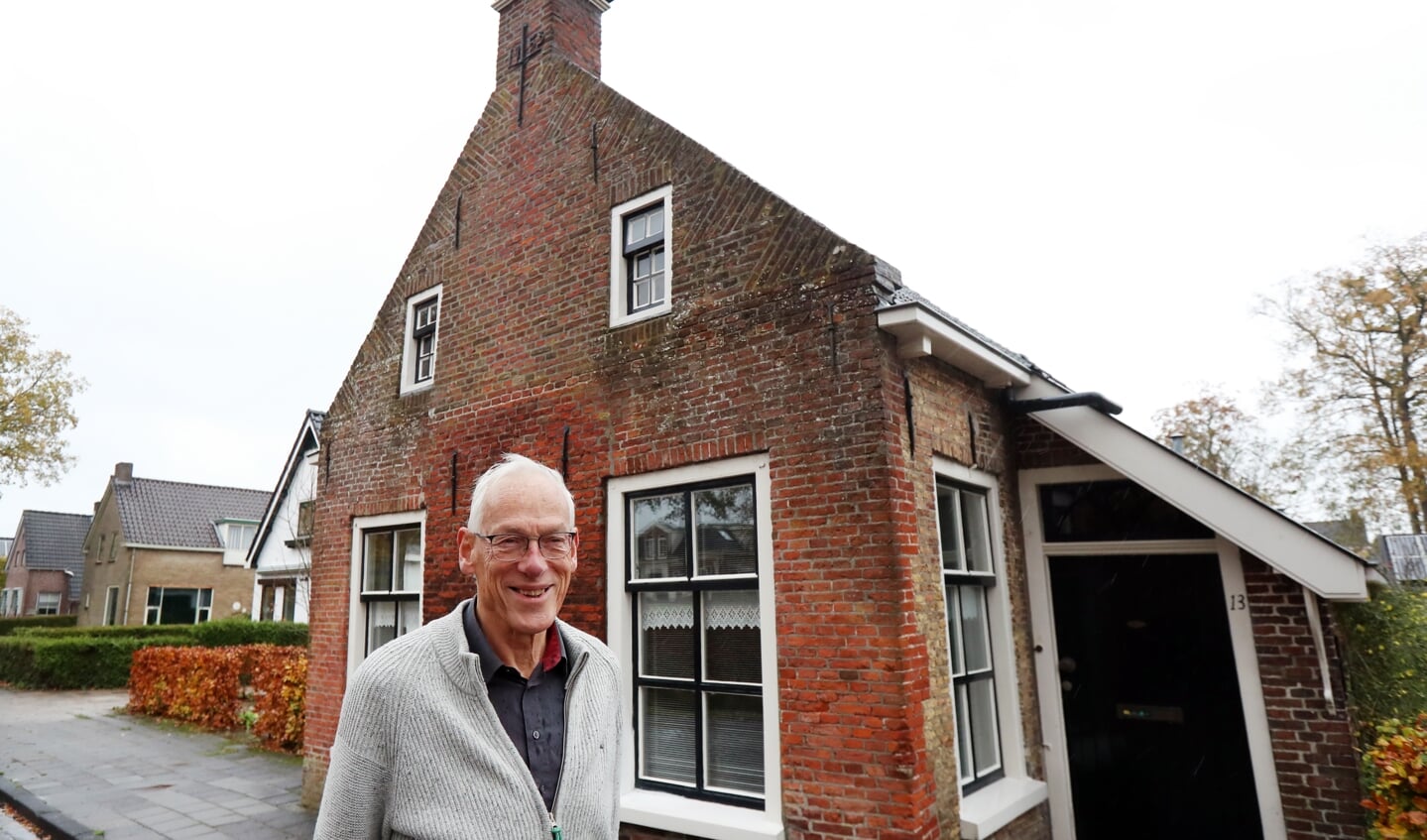 Fred Hoogenboom voor het oudste huis van Bakkeveen uit 1753.