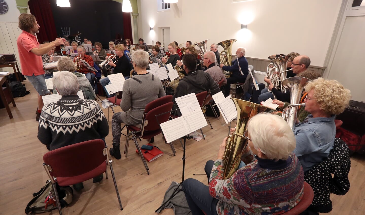 Euterpe repeteert in Ons Huis voor het jubileumconcert.