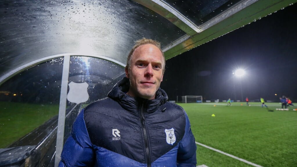 Trainer Michiel Hornstra van Gorredijk is tevreden als hij met zijn verjongde elftal hoog in de middenmoot eindigt. 