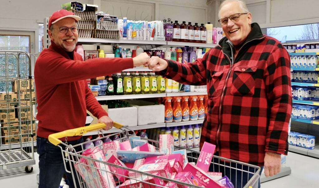 PvdA-lijsttrekker Libbe de Vries (links) en Arie van Dijk (Voedselbank).