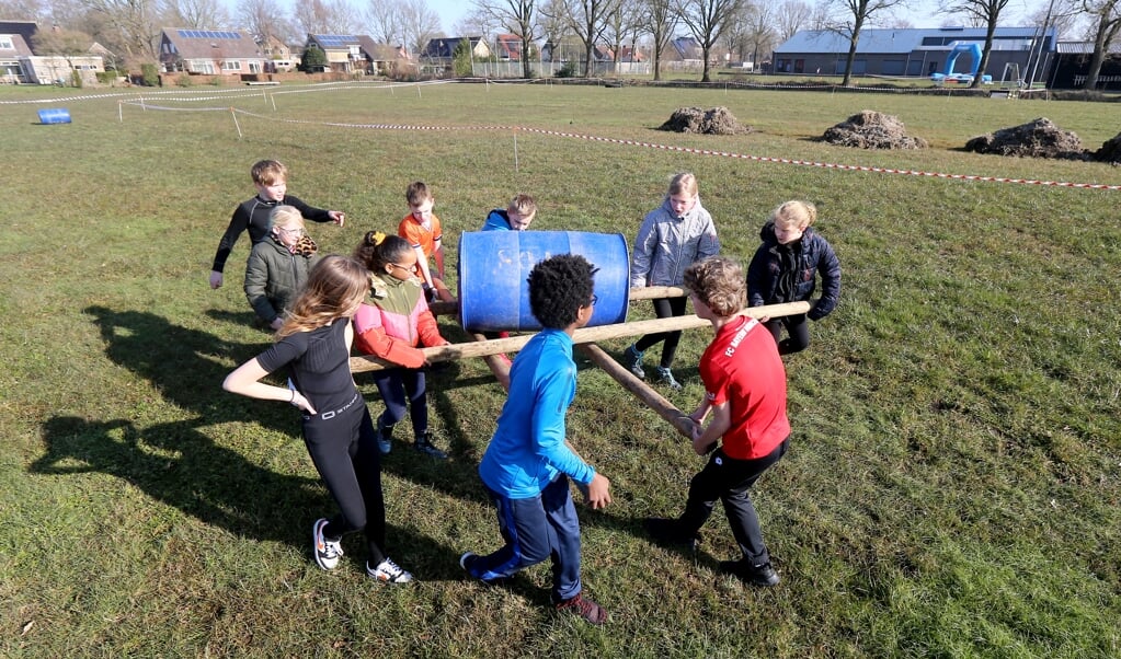 Survivallen vergt enige samenwerking voor de schooljeugd van De Flecht in Lippenhuizen.