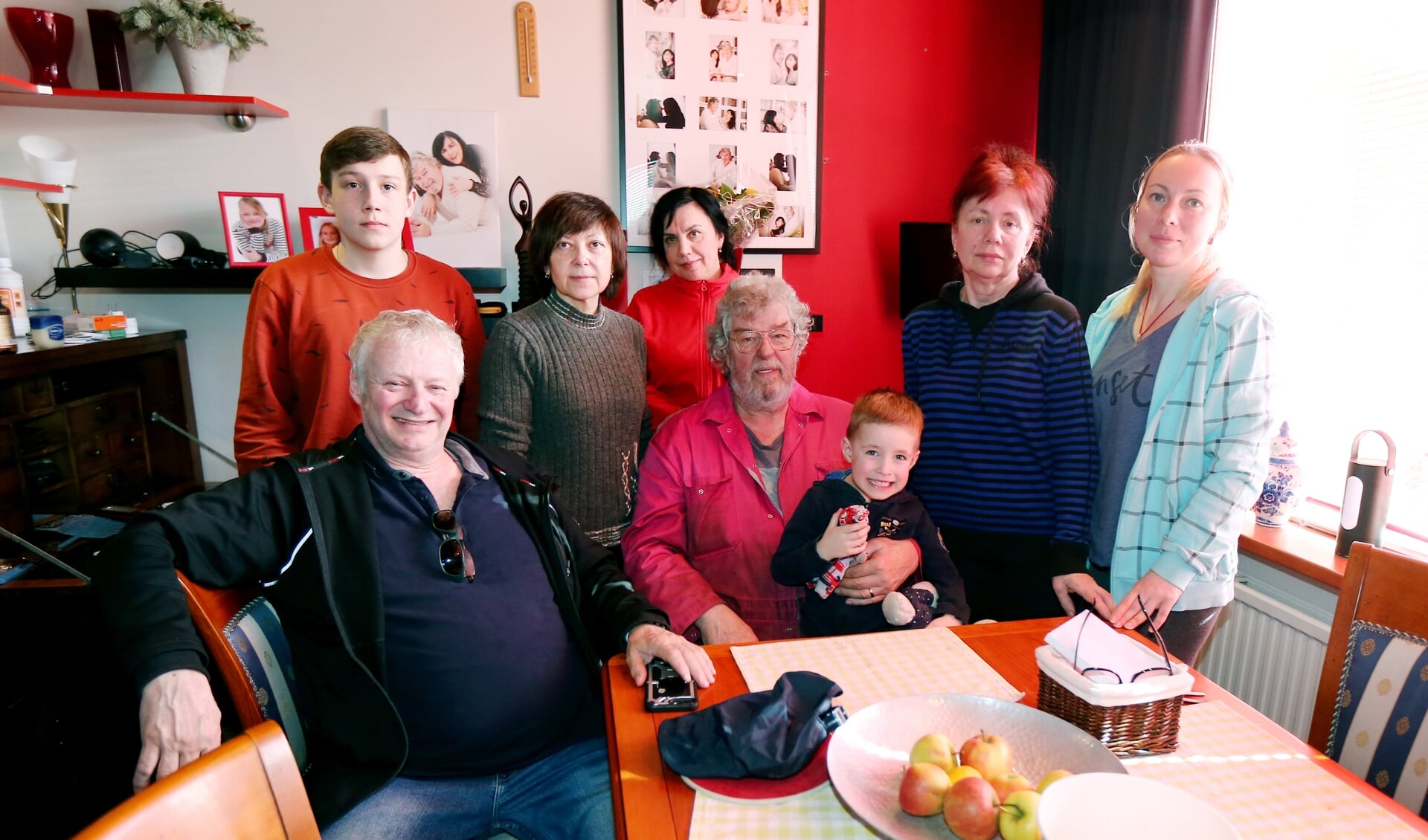 Jeen de Leeuw en Fidel en Elena van den Berg (midden) met de familie uit Oekraïne.   