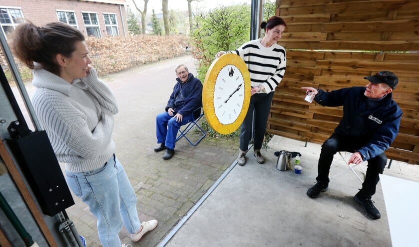 Voorbereidingen voor de buurtversiering op de Vlaslaan.