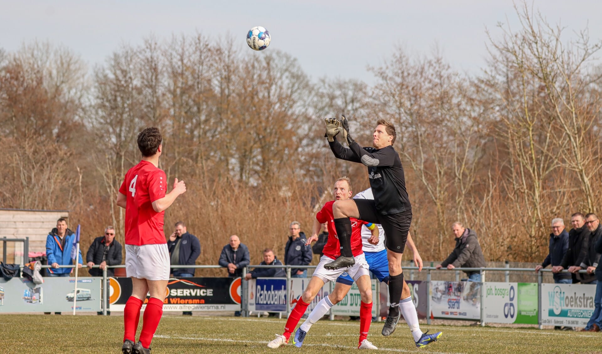 Otmar van der Toorn plukt een bal uit de lucht in het uitduel tegen Kootstertille. 