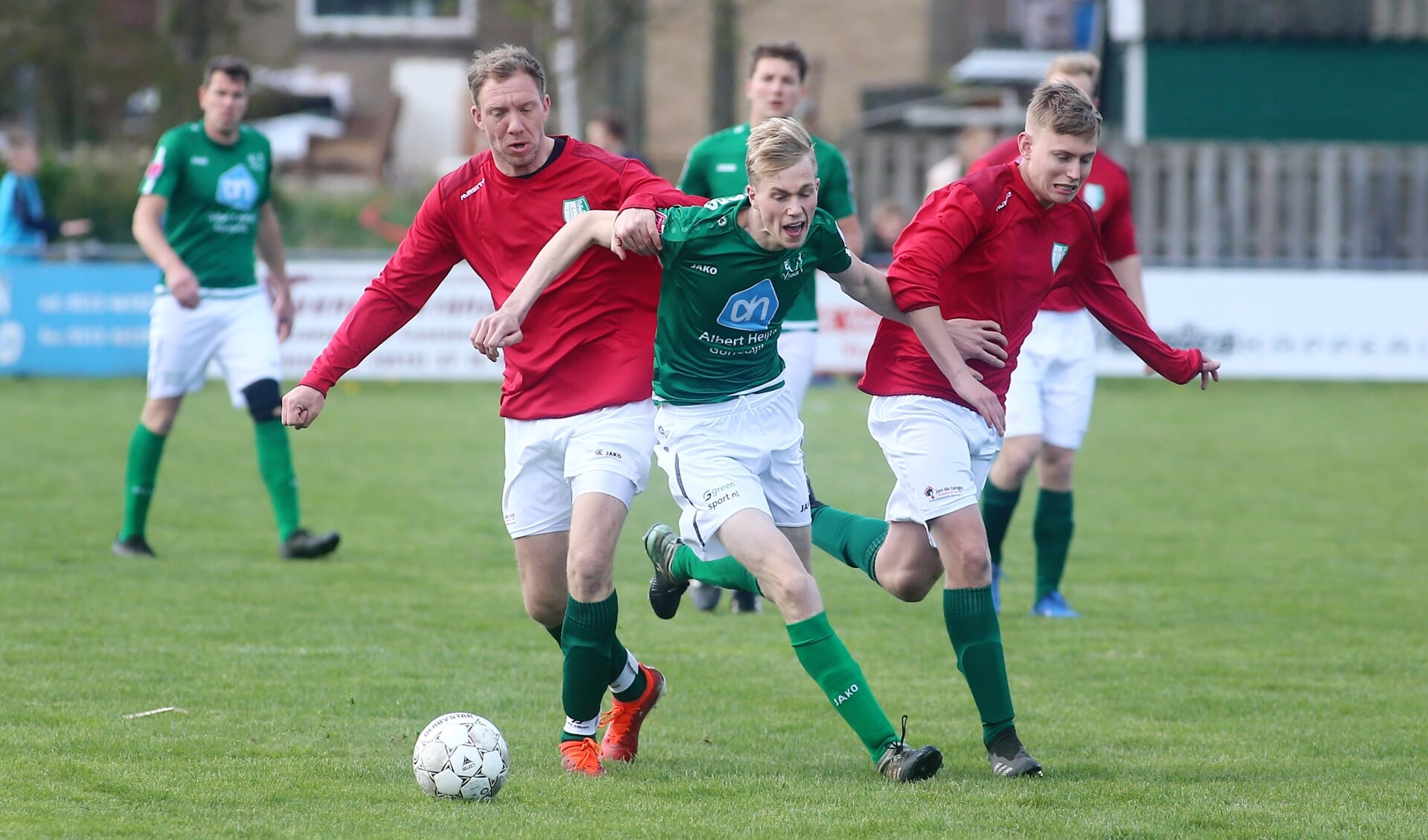 Een beeld van afgelopen seizoen. Tijnje-speler Arne van den Berg in de mangel bij twee tegenstanders.