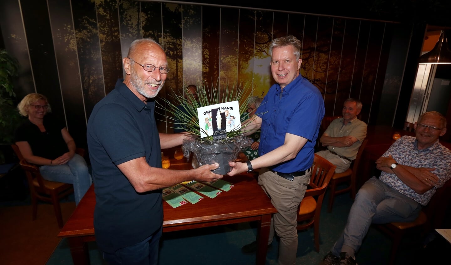 Als 300ste aanvrager kreeg René Goseling van WEN-voorzitter Pieter de Kroon een plant met een pluim.