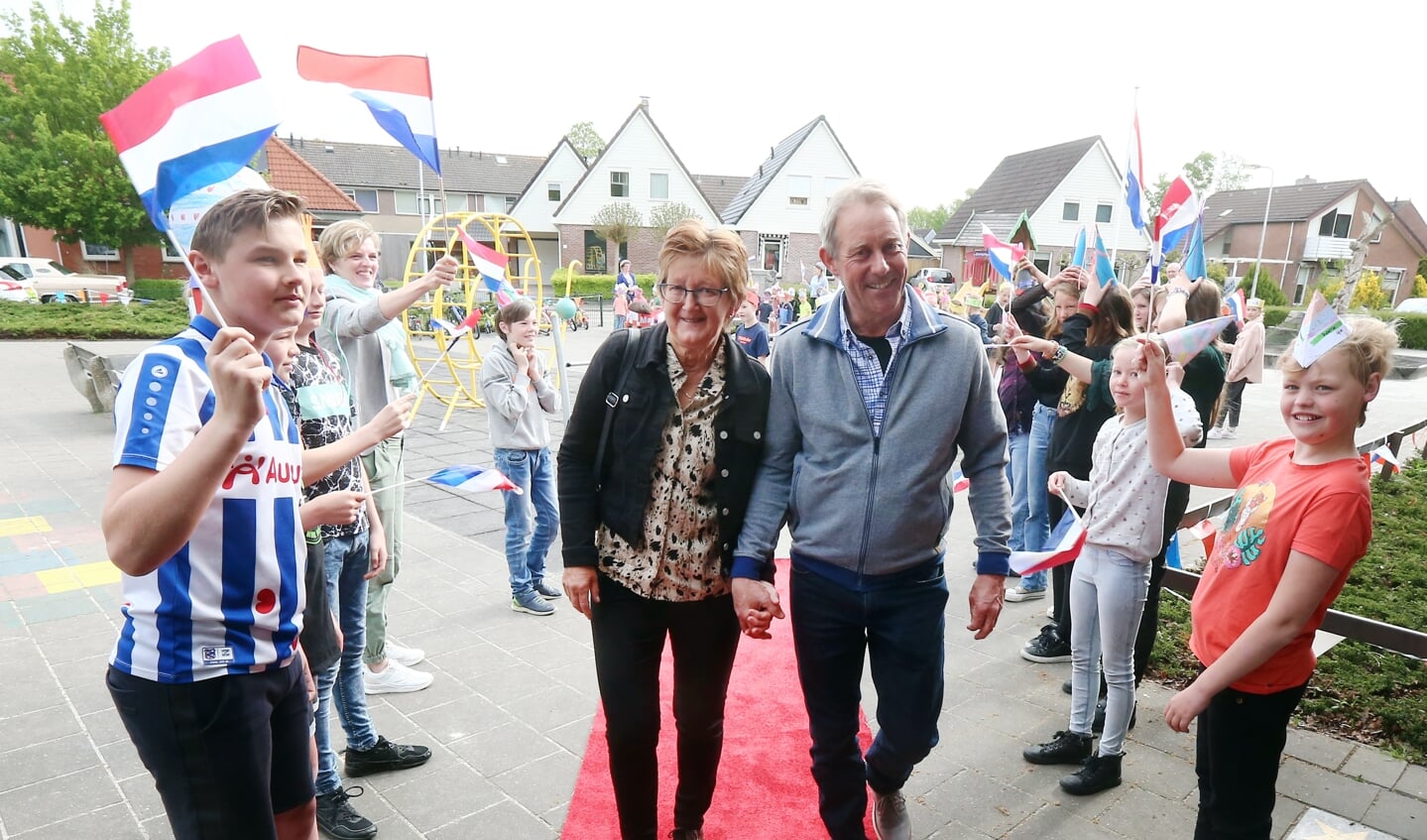 Juf Lela Talman en echtgenoot Jan Douwe werden feestelijk onthaald bij De Arke in Nij Beets.