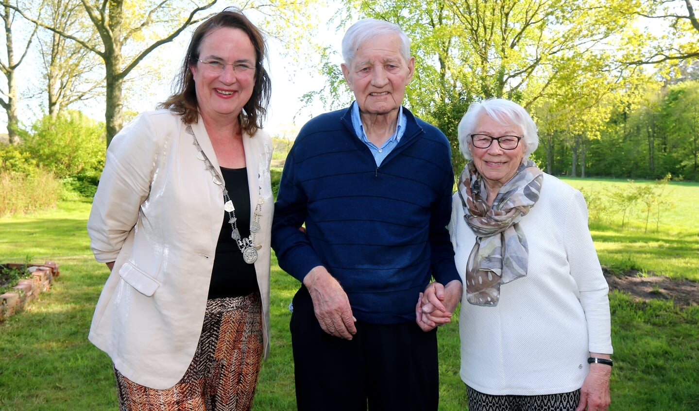 Burgemeester Van Selm feliciteerde Haring en Jeltje de Vries met hun 70-jarig huwelijk. 
