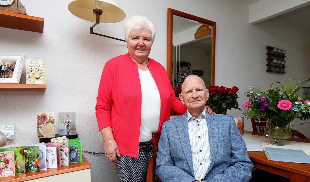 Aukje en Jille Laanstra vieren hun zestigjarig huwelijk.