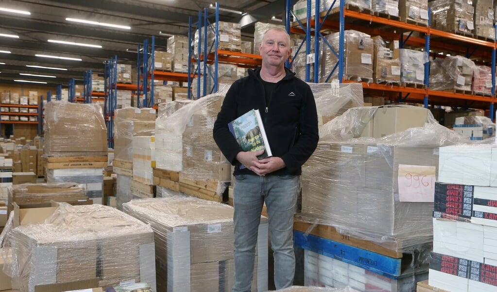 Steven Sterk in het voorraadmagazijn, klaar voor de boekenbeurs.