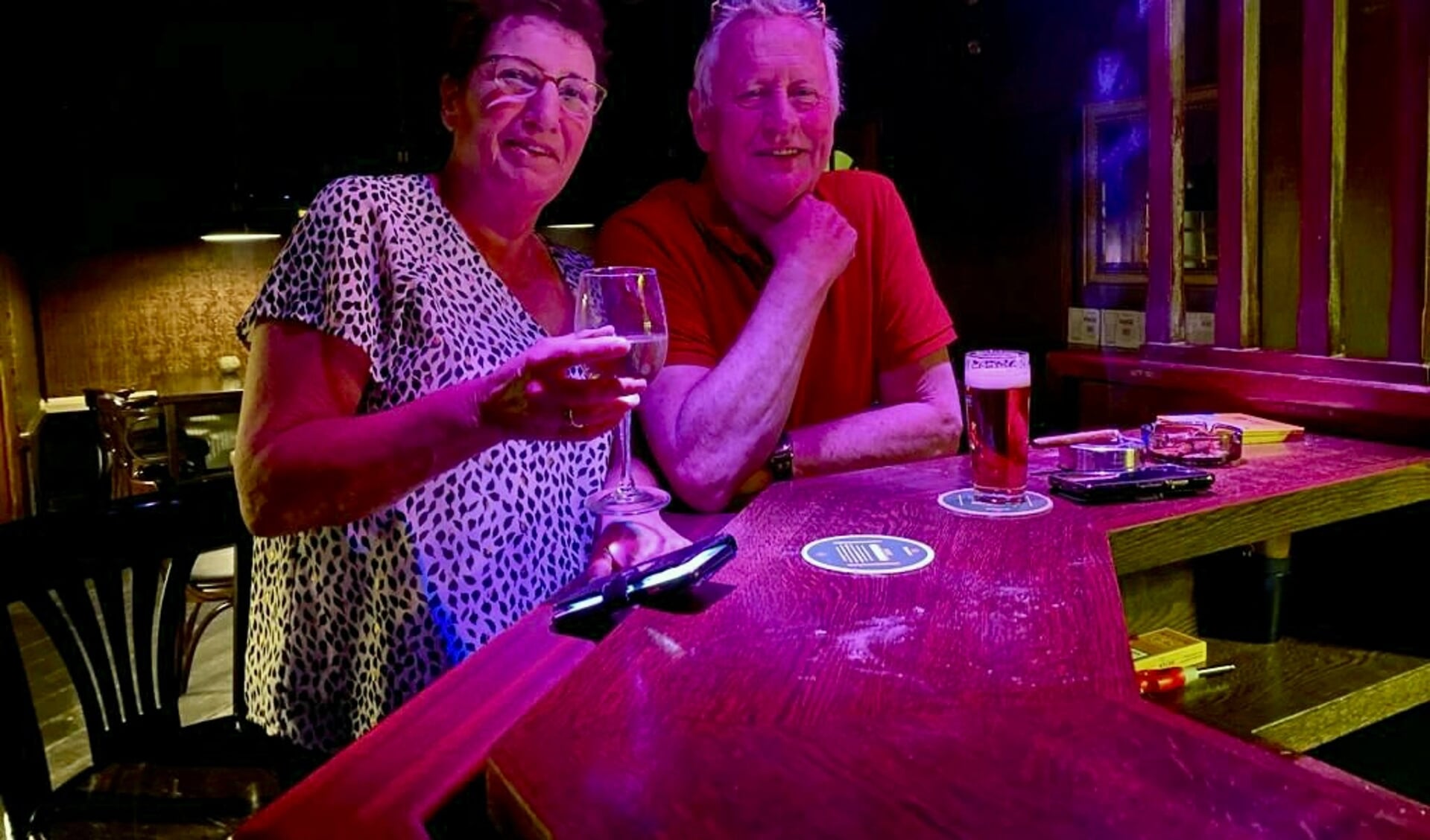 Jenny en Jannes van der Weij voor het laatst in hun dorpscafé van Wijnjewoude.