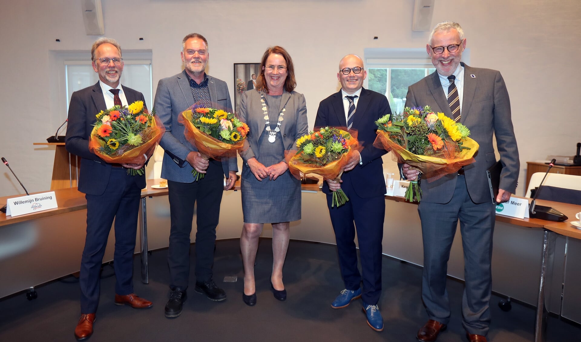 Het nieuwe Opsterlandse college van B en W: Libbe de Vries, Durk Durksz, burgemeester Ellen van Selm, Anko Postma en Rob Jonkman