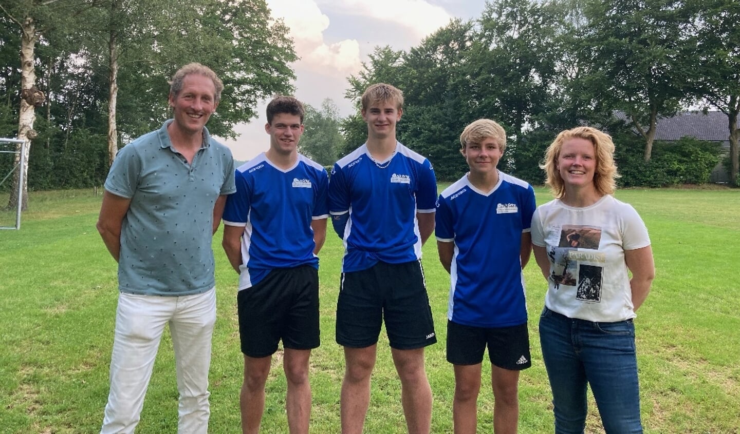 De drie jonge kaatsers met hun coaches beleven woensdag een primeur.