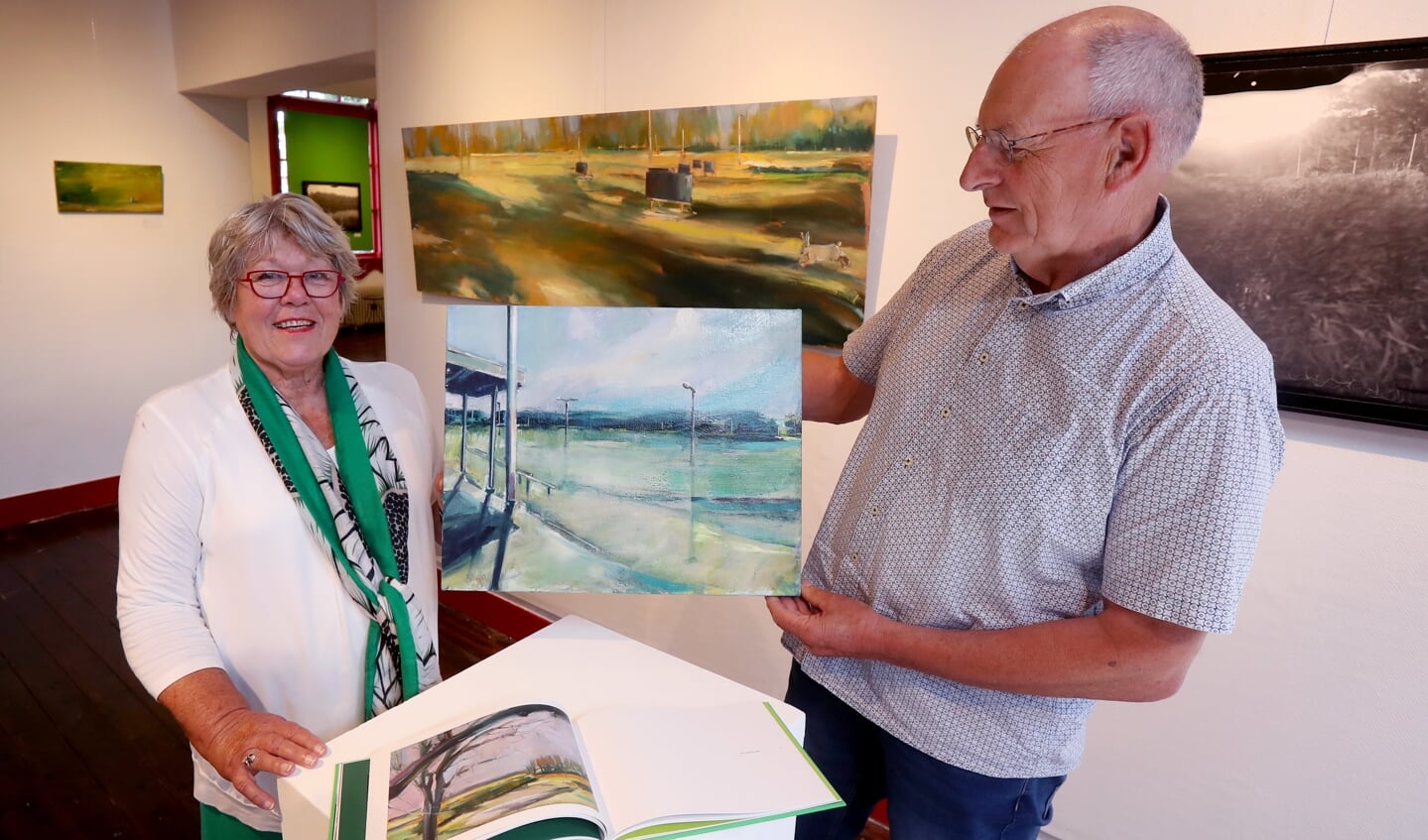 Anneke Verbeek en Henk Danes met het schilderij van de Gorredijkster ijsbaan.