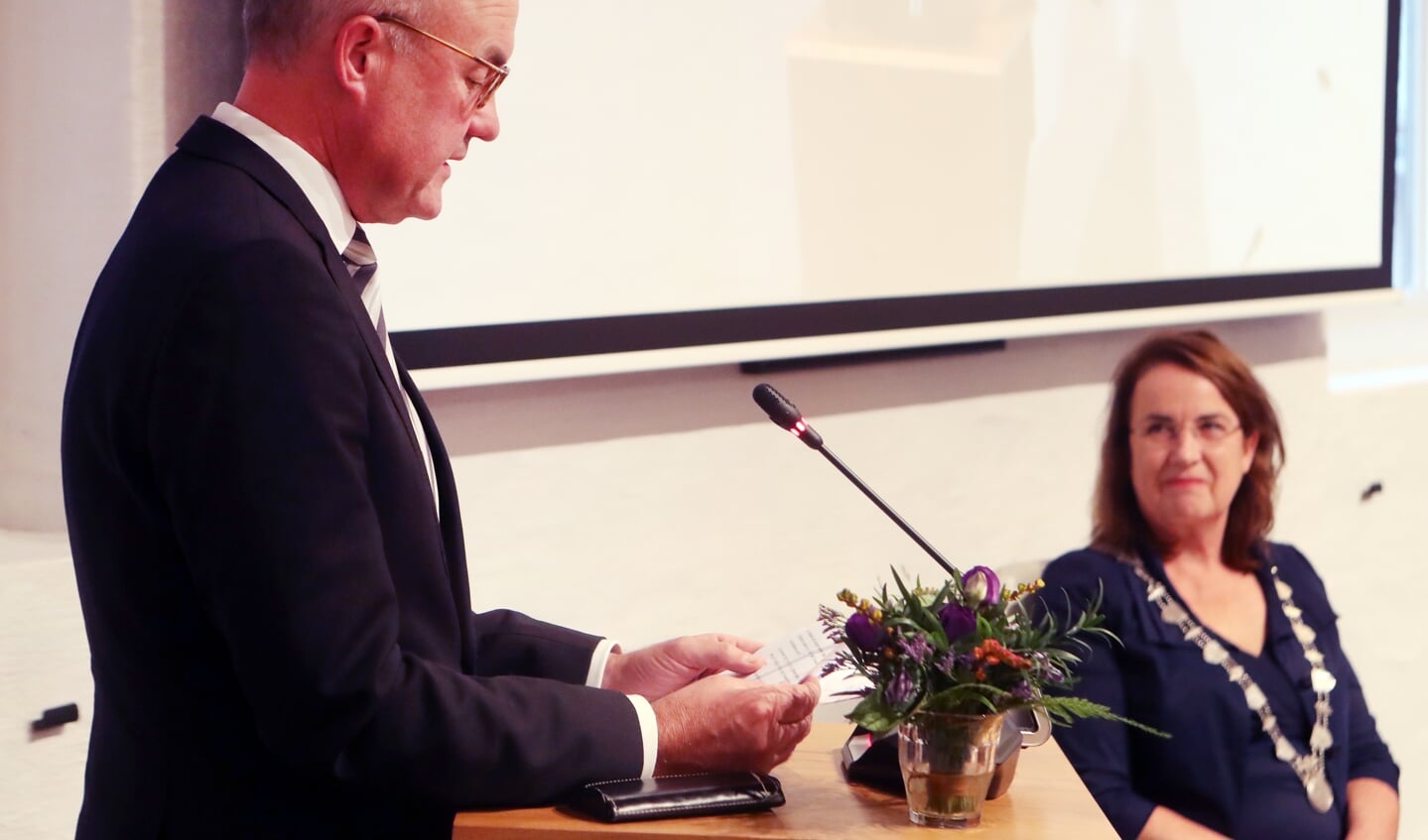 CdK Arno Brok neemt afscheid van burgemeester Ellen van Selm.
