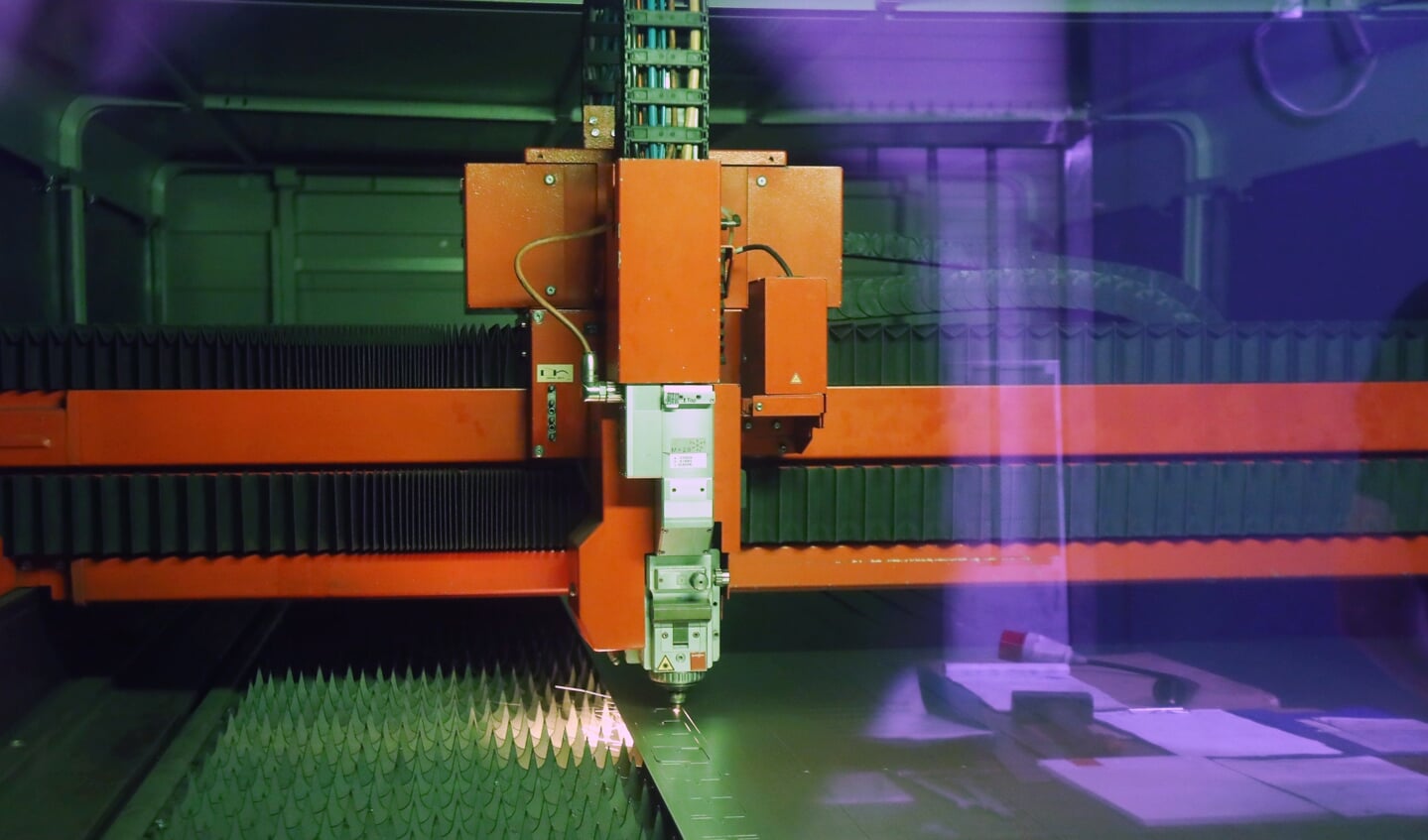 De nieuwe lasersnijder bij De Vries Interieur Metaal kent veel voordelen. 