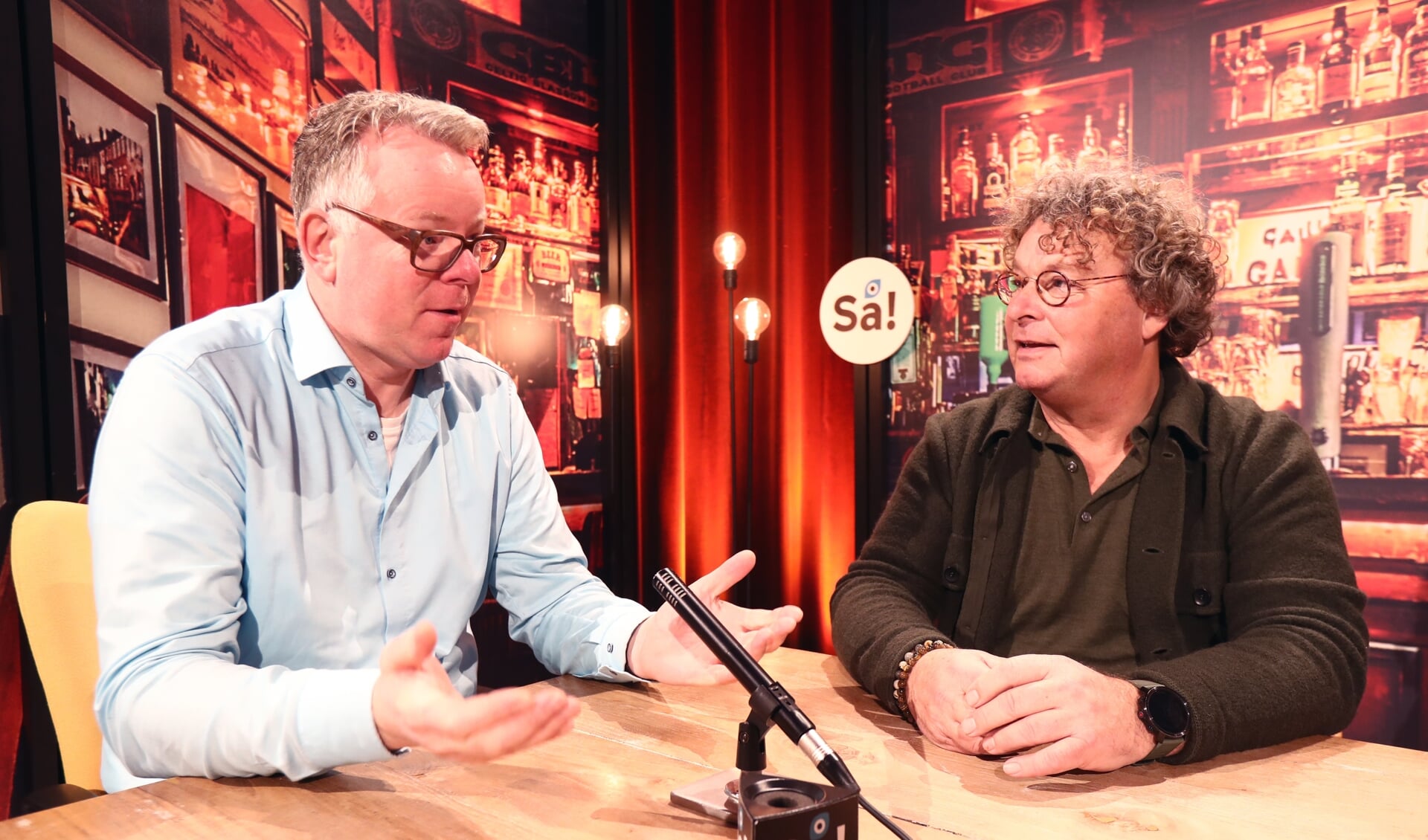 Presentator Marc Stallinga met uitgever Siebe Kuipers van Sa!Media.