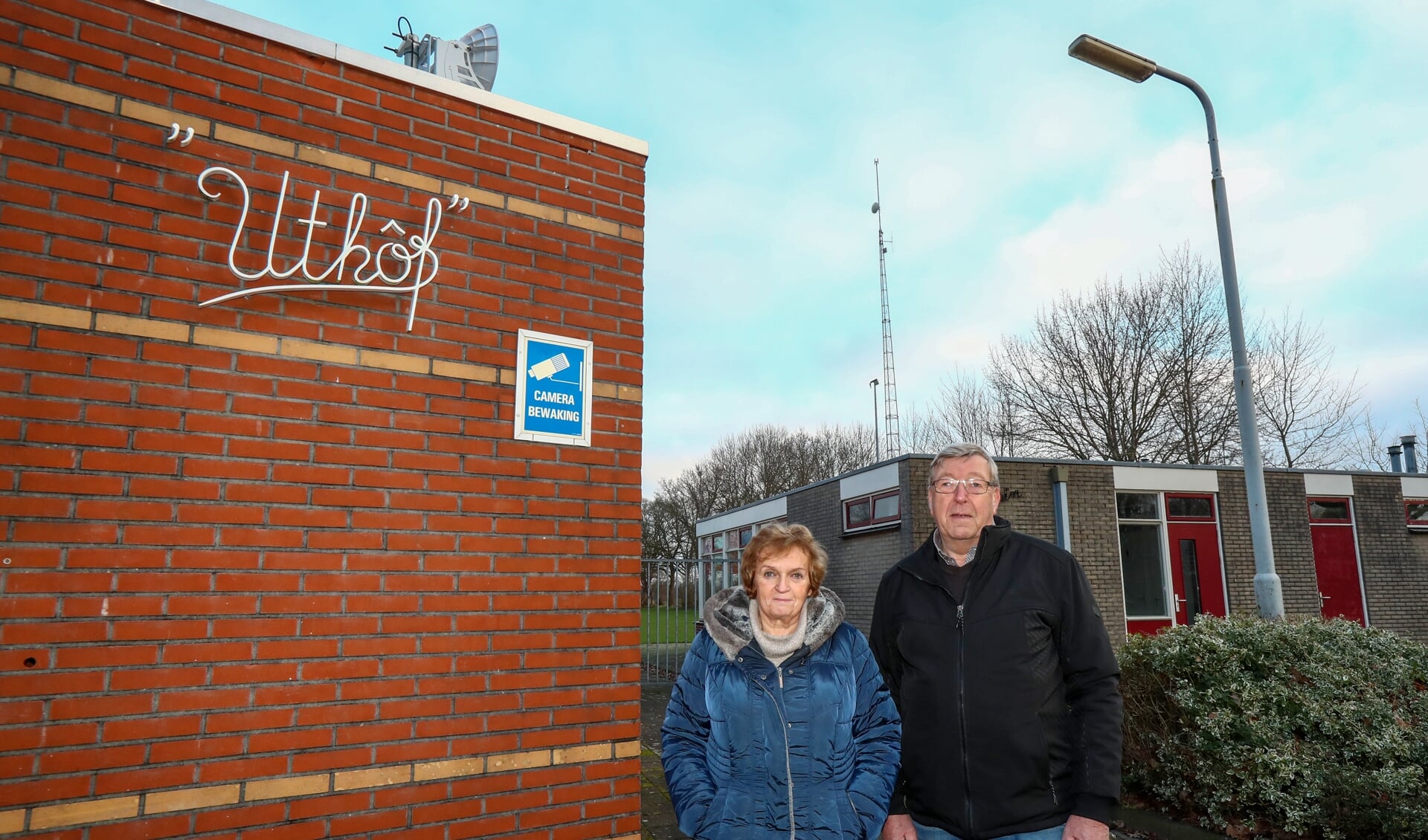 Kasio-bestuursleden Lies Haisma en Henk Veenstra met op de achtergrond de centrale zendmast. 