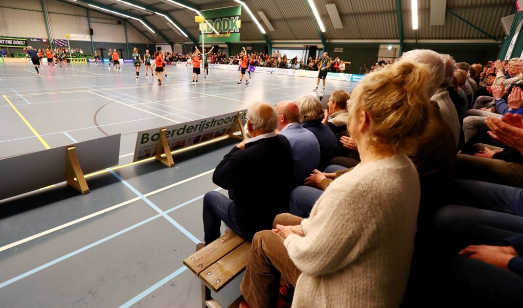 Ruim zestig leden van de Club van Sa! zagen LDODK winnen van Unitas. 