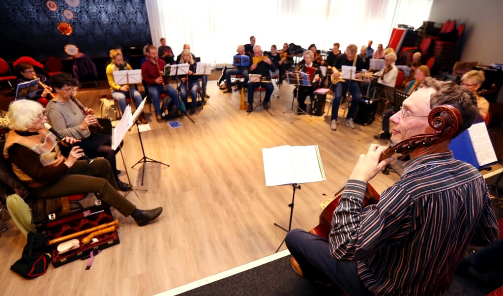Onder leiding van Paul van der Voort (rechts) beleven zo'n dertig muzikanten een meespeelmiddag met Schotse en Ierse muziek.
