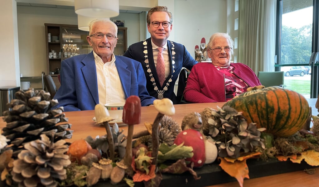 Burgemeester Andries Bouwman feliciteerde Piet en Cobie Kerkstra met hun 70-jarig huwelijk.