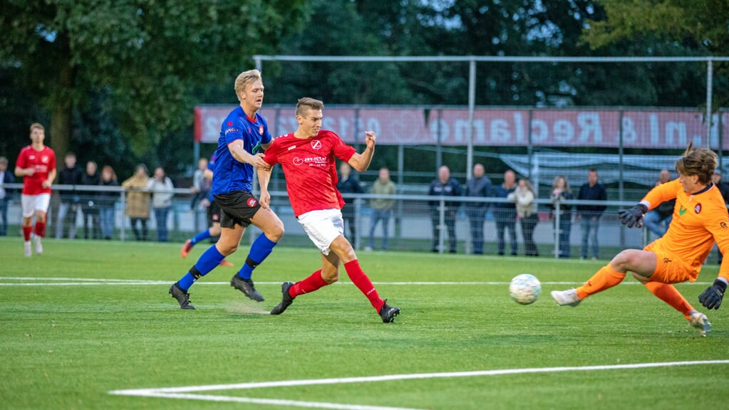 Janko Jagersma scoort de 2-0 in het bekerduel van RWF tegen Read Swart.