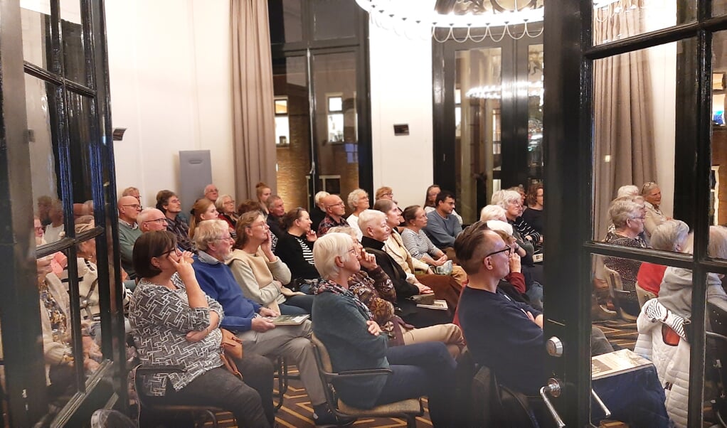Een volle zaal bij de eerste lezing in het kader van de Moanne fan it Erfskip over het kinderziekenhuis in Beetsterzwaag.