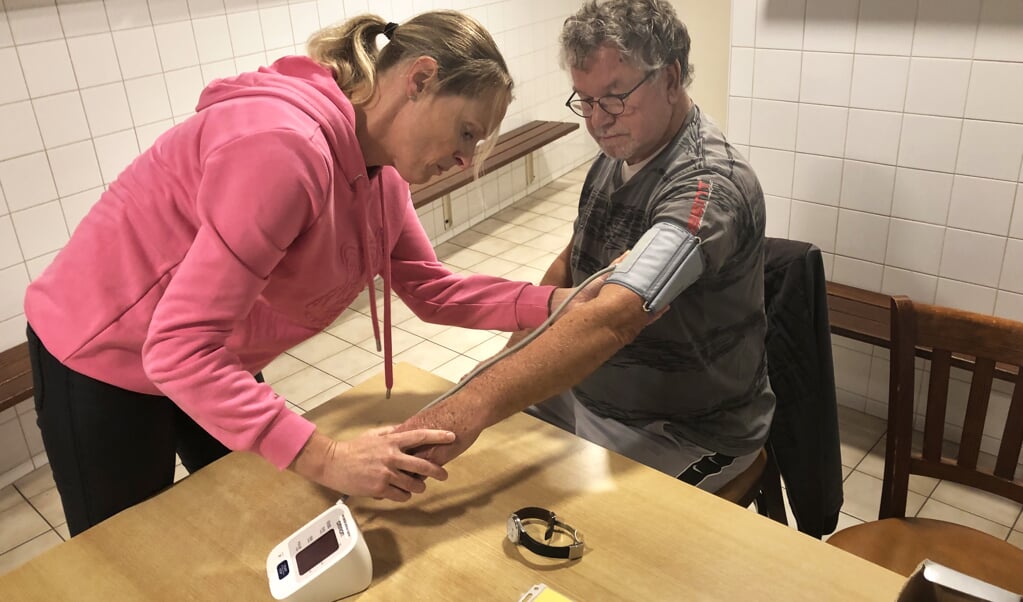 Sylvia van der Sluis meet de bloeddruk van Sybout Posthuma Linthorst, tijdens de kick-off van Bloeizone Wijnjewoude.