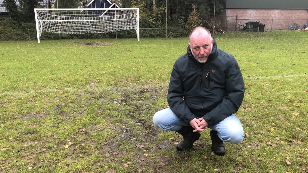 Voorzitter Henk de Vries van Langezwaag toont de plassen op het onbespeelbare tweede veld van Langezwaag. “Dit is kleare oermacht.”