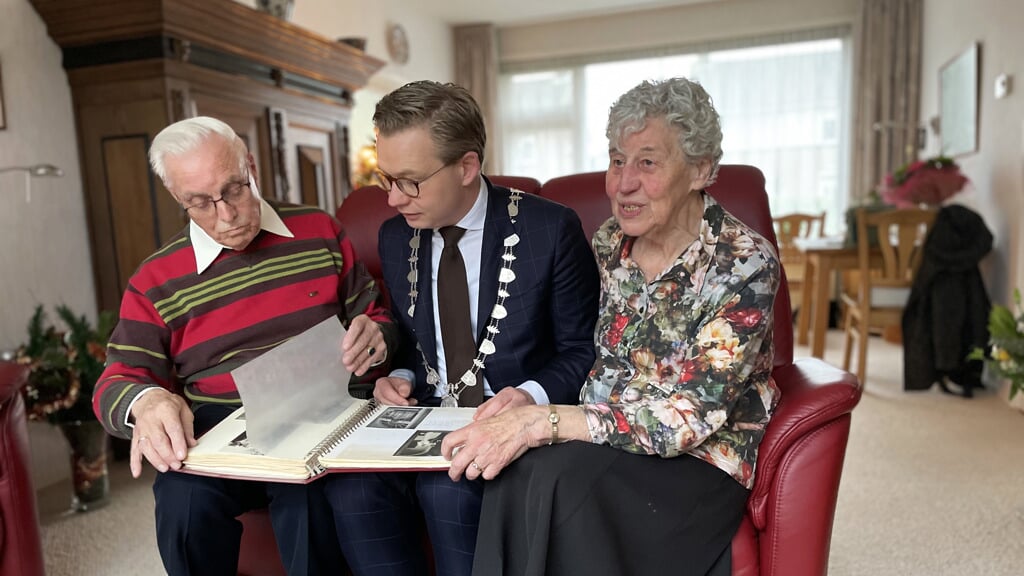 Burgemeester Andries Bouwman bekijkt het trouwboek.