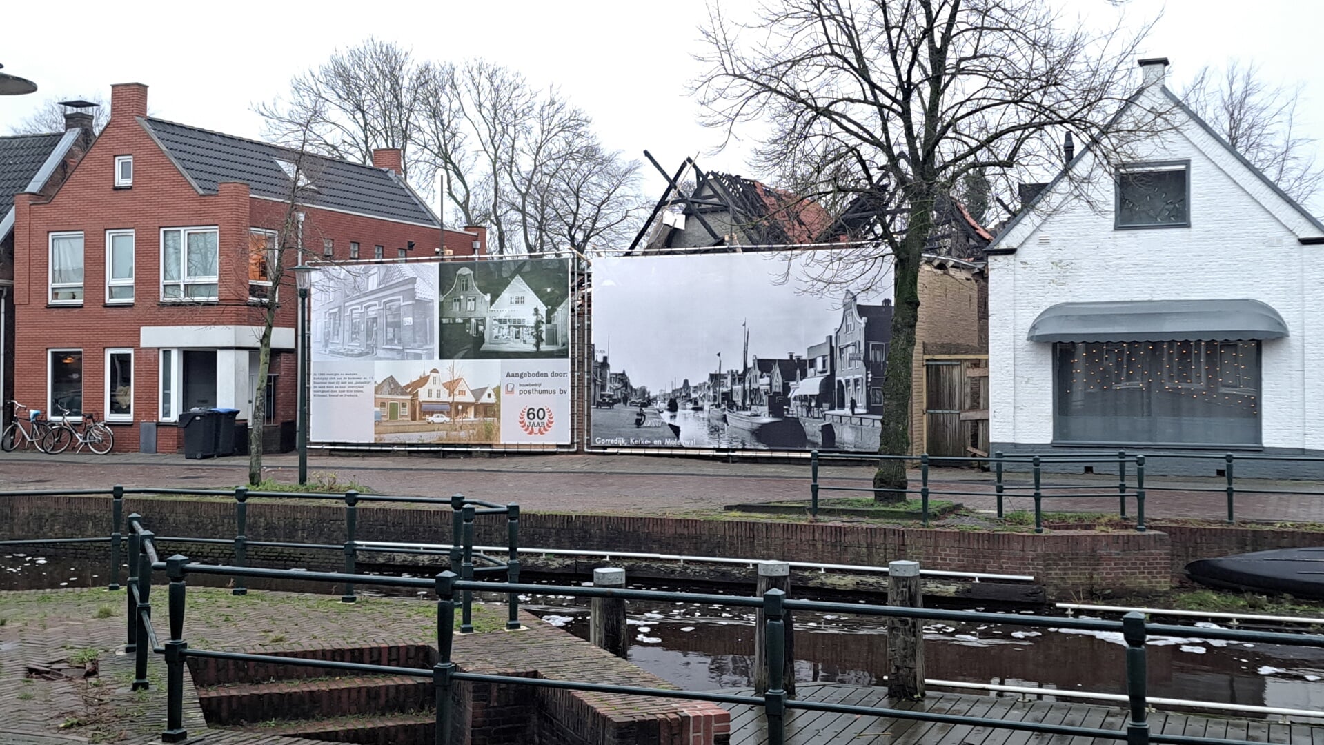 Bouwbedrijf Posthumus liet doeken maken met historische afbeeldingen.