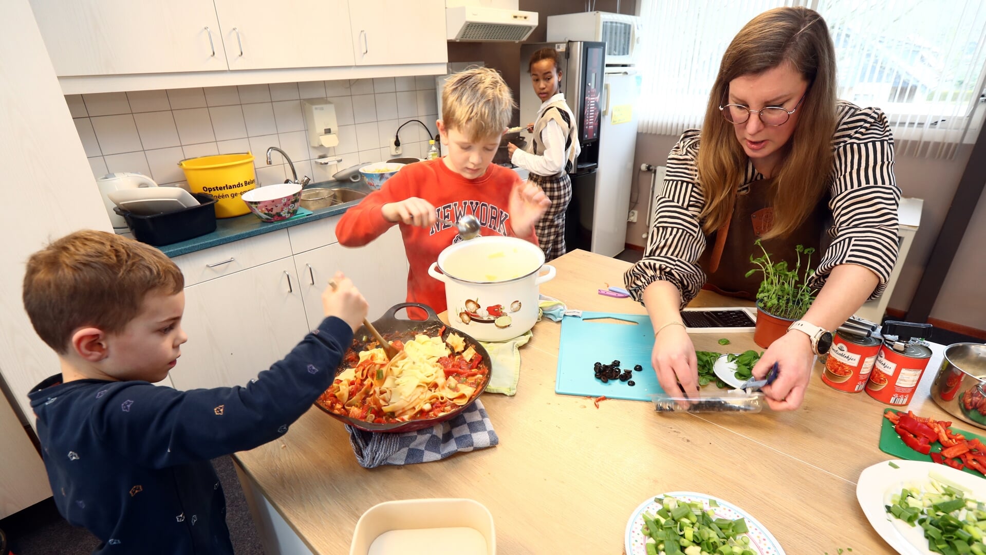 De 'little chefs' van De Finne koken voor 'Eten wat de pot schaft'.