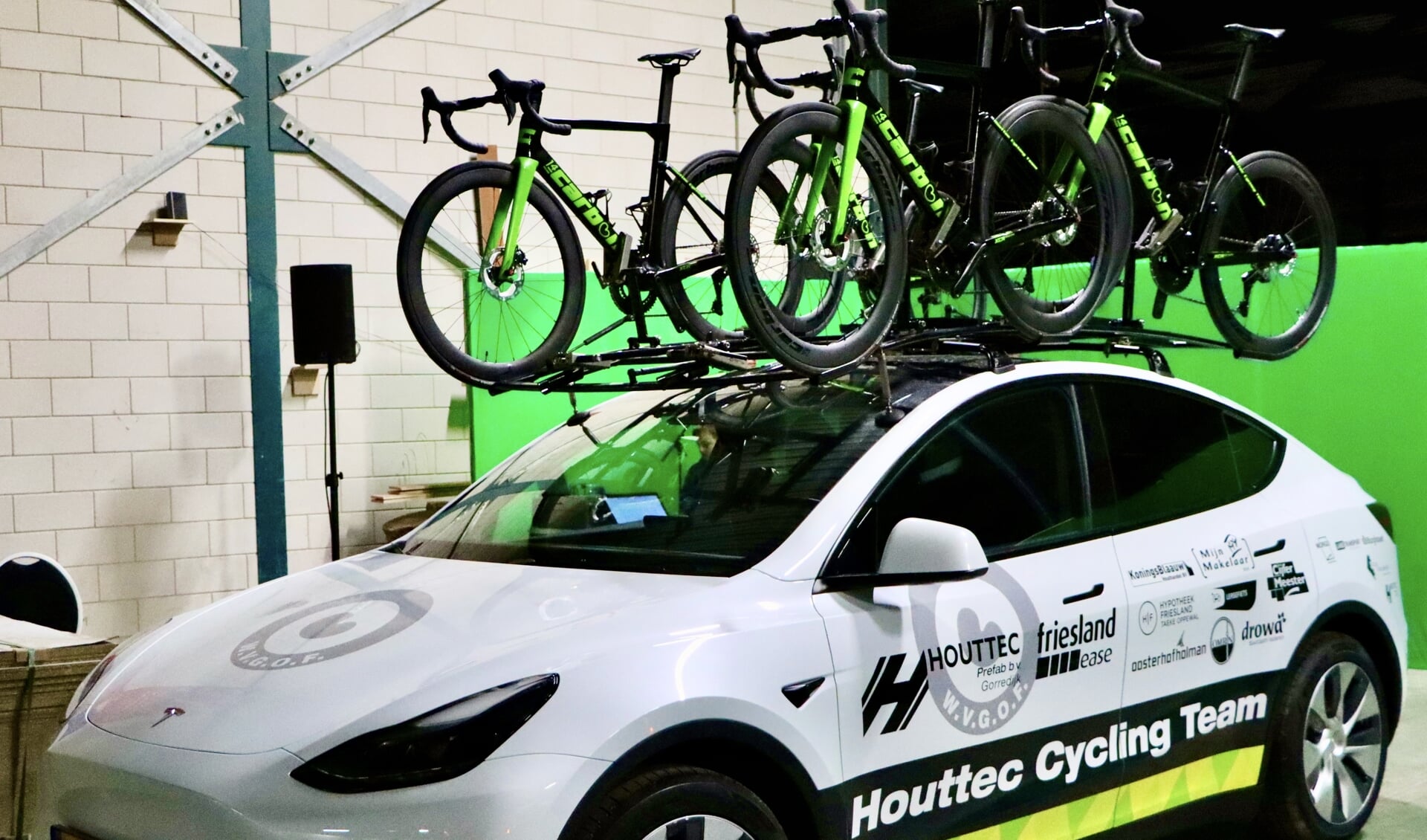 Het Houttec Cycling Team rijdt als eerste ploeg met een elektrische auto in het peloton.