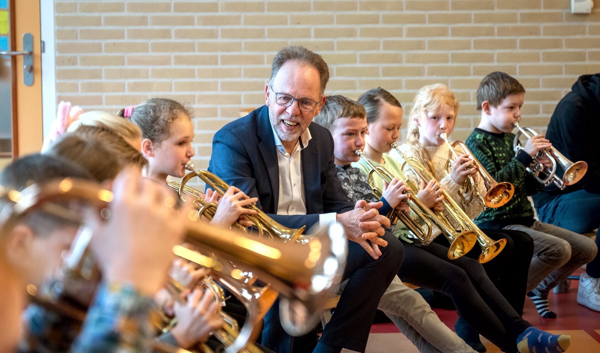 Wethouder Libbe de Vries was aanwezig bij de muziekles op cbs De Opdracht in Ureterp. 