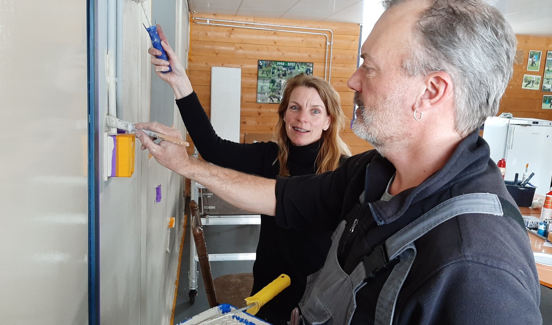 Monique Wiersma en Anne-Jan Machiela aan het schilderen bij hsv Vooruit
