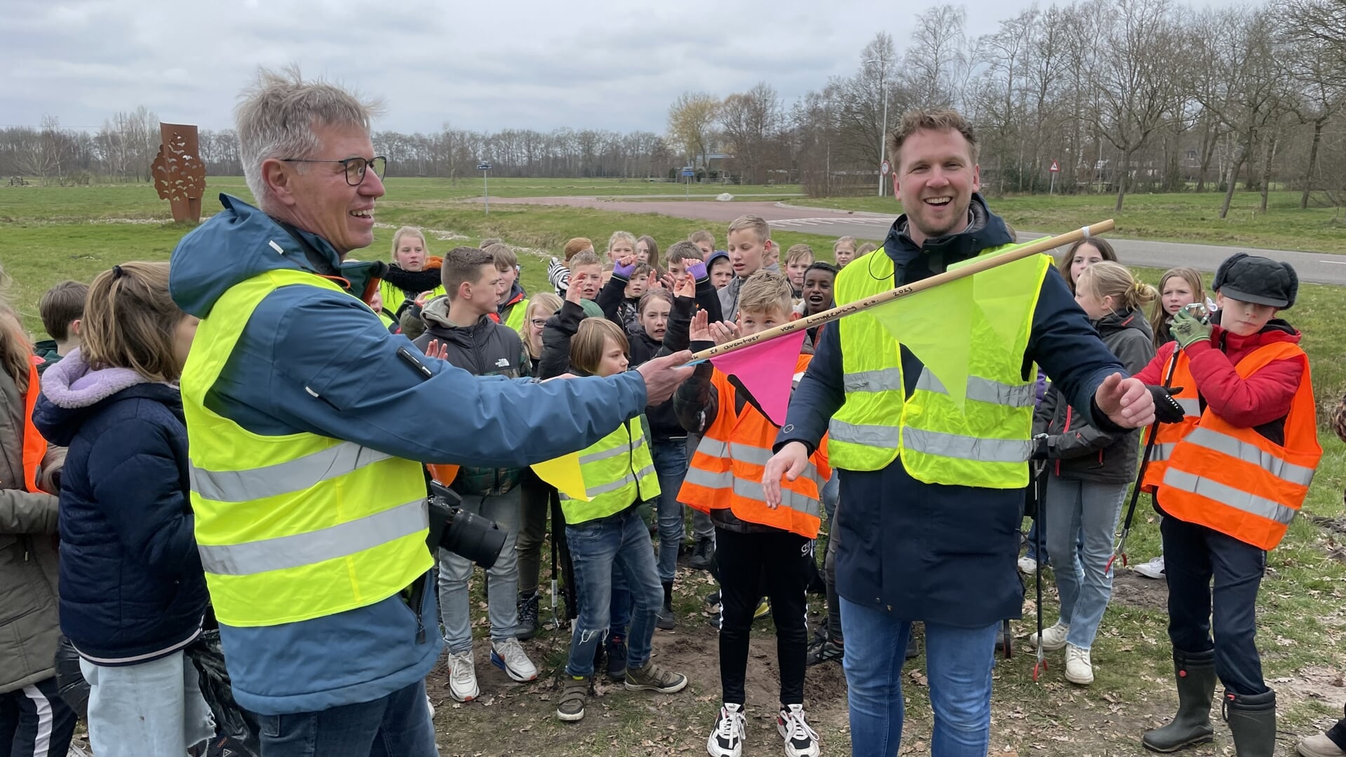 Maarten Simmelink (rechts) overhandigt de symbolische afvalprikstok aan Wietse Bosma.