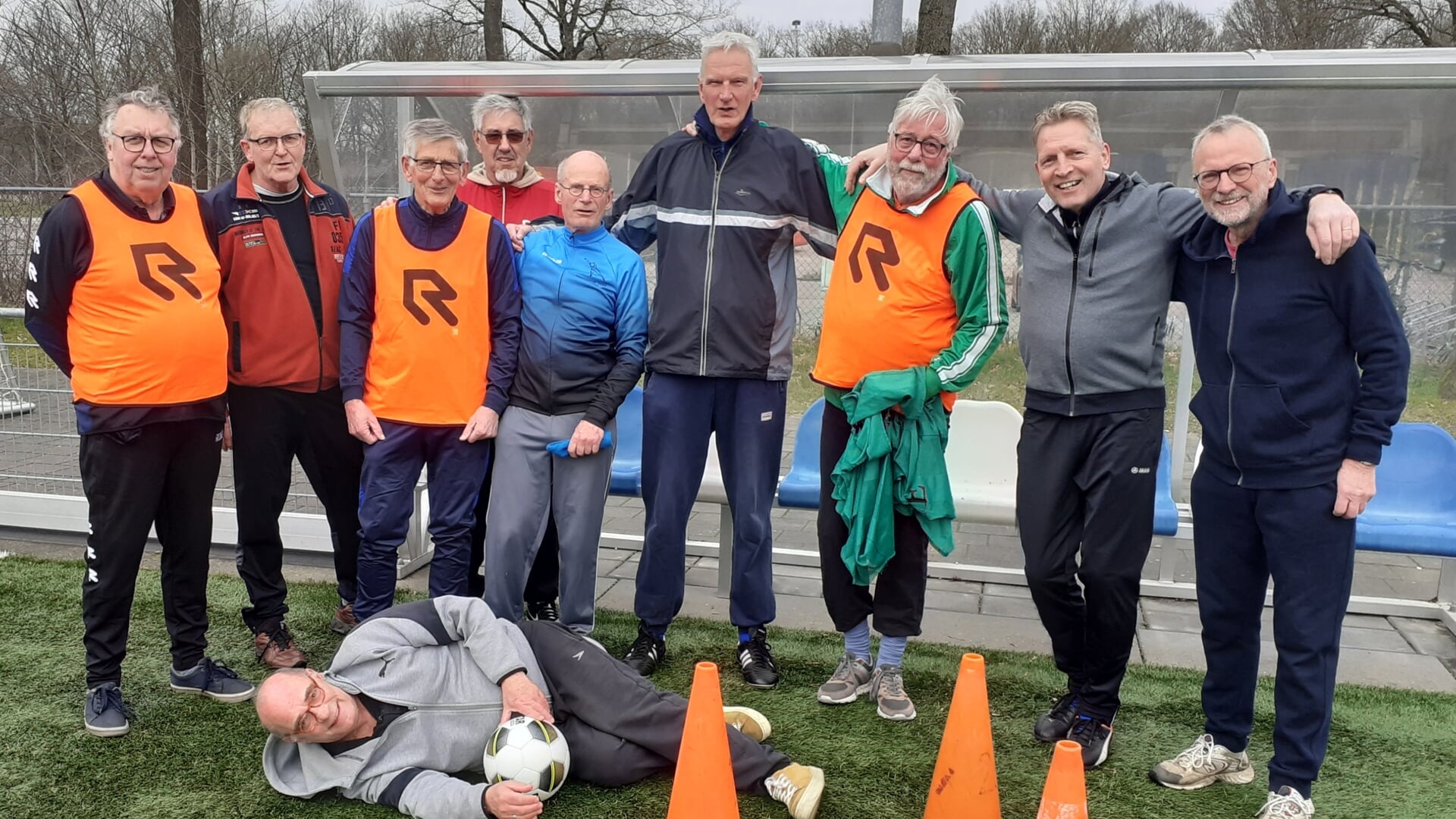 Het walkingfootball-team van Bakkeveen speelt eens in de drie weken.