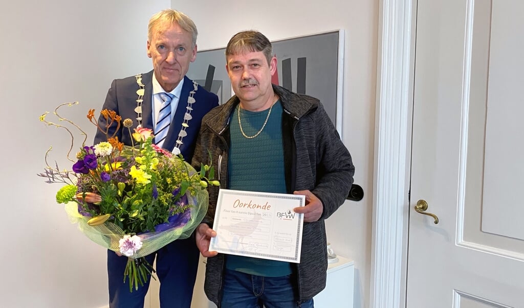Burgemeester Lex Roolvink ontving Rinze van der Ploeg op het gemeentehuis. 