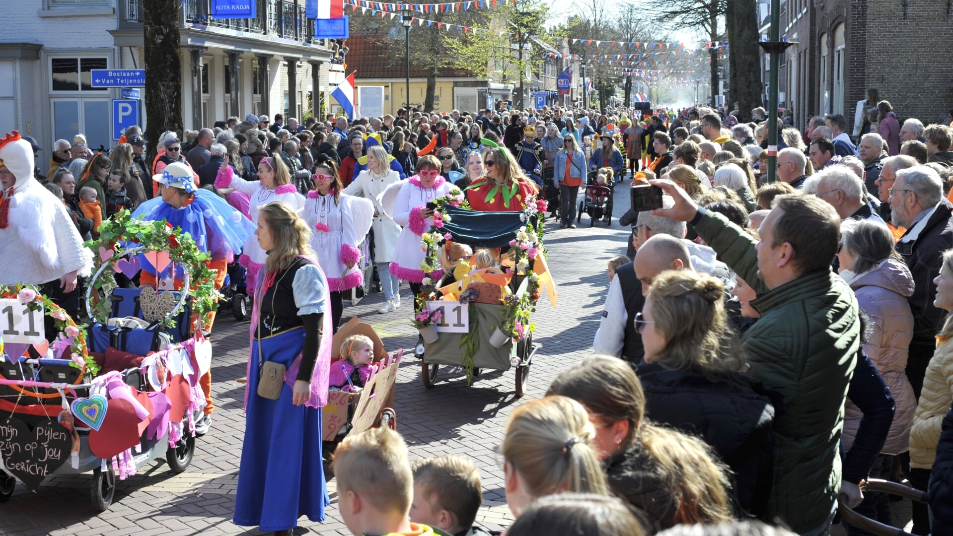 Veel publiek bij de traditionele optocht in Beetsterzwaag.