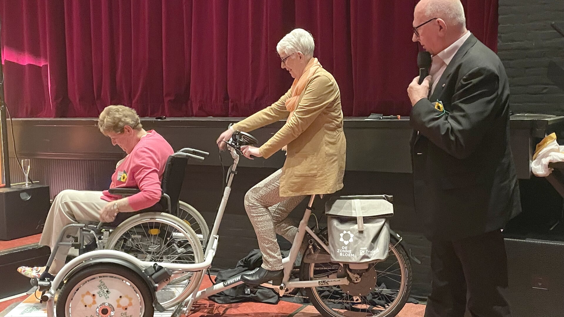 Mettje Leijenaar, Maaike Walthuis en Rink Bethlehem presenteren de rolstoelfiets.