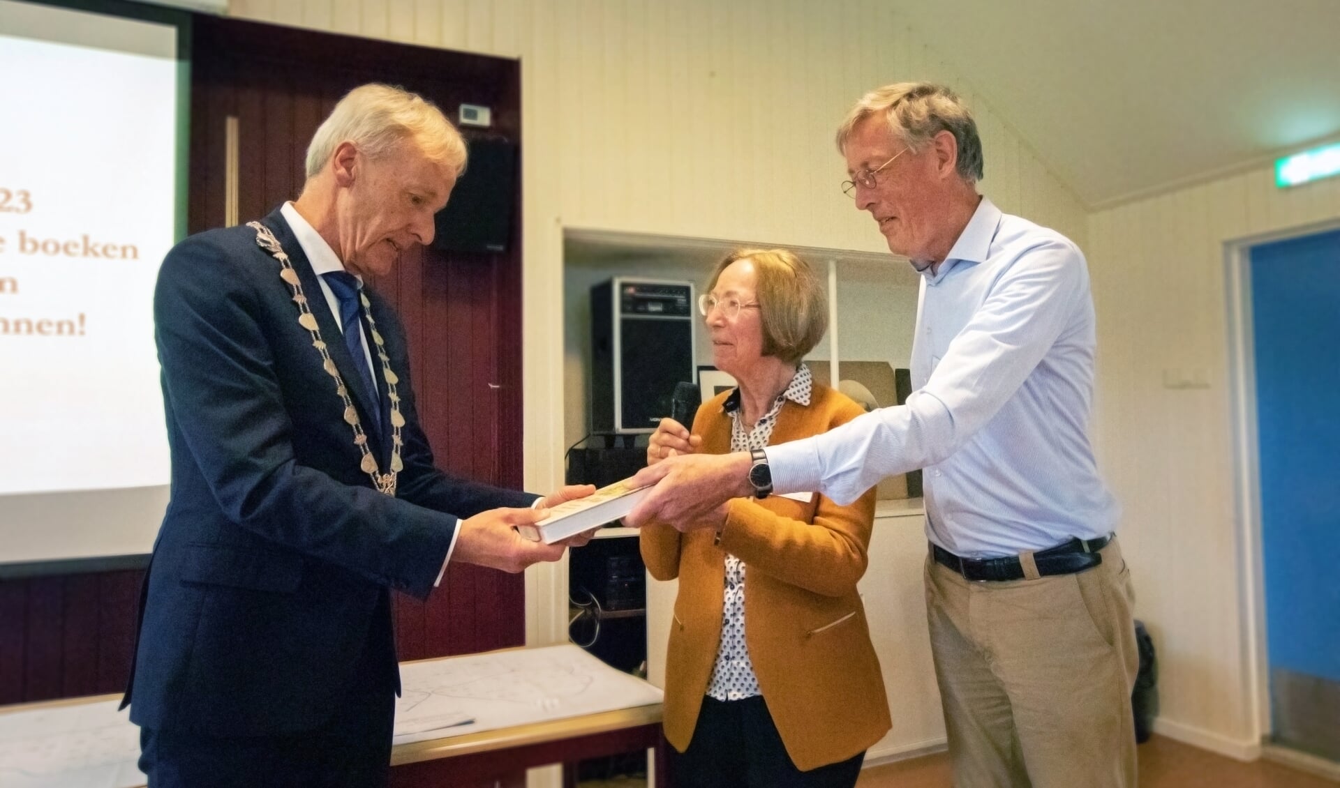 Burgemeester Lex Roolvink, Martine van der Wielen en Klaas van der Wielen. 