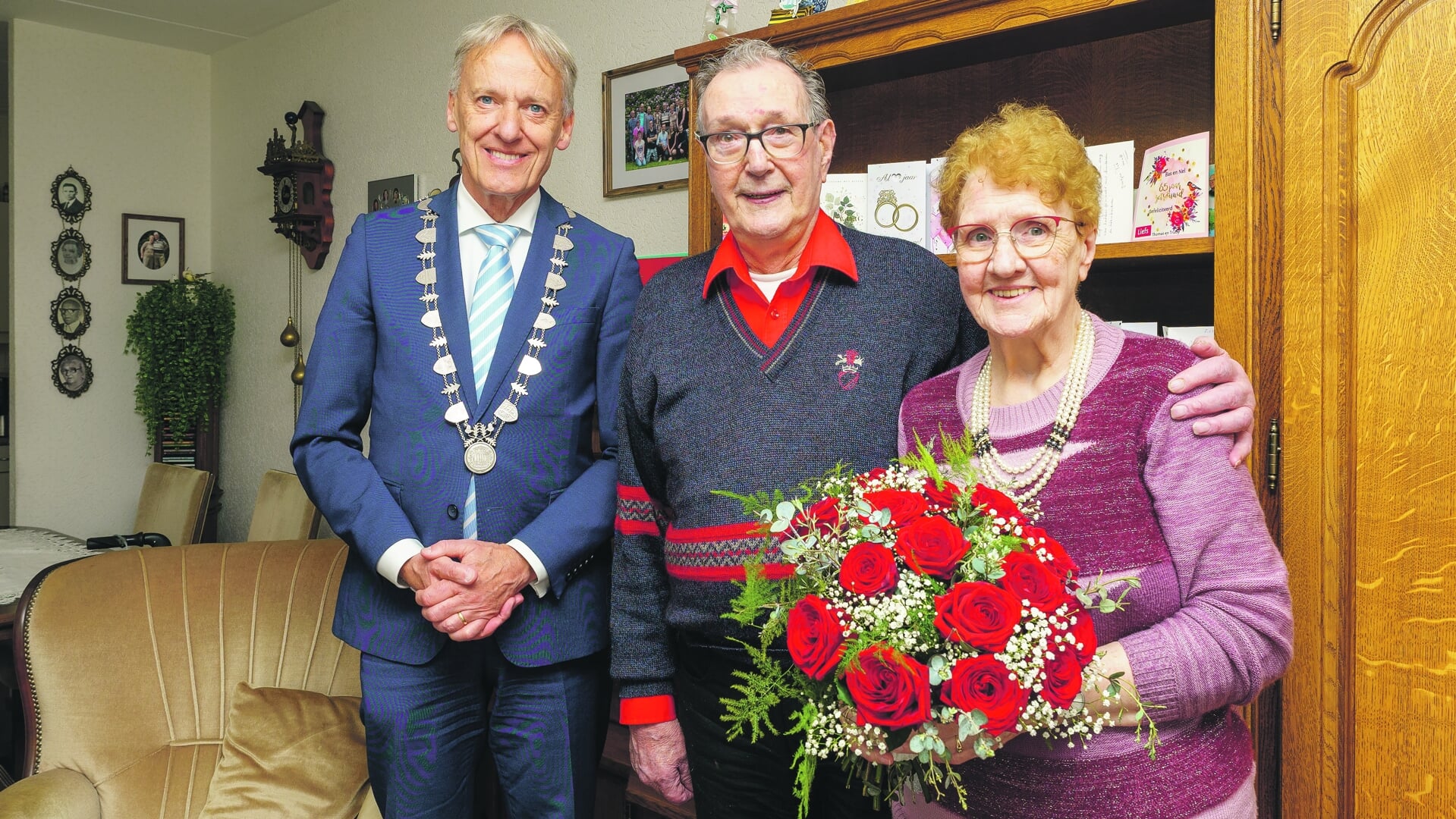 Burgemeester Lex Roolvink feliciteerde het jubilerende echtpaar Bas en Nel Klaassen.