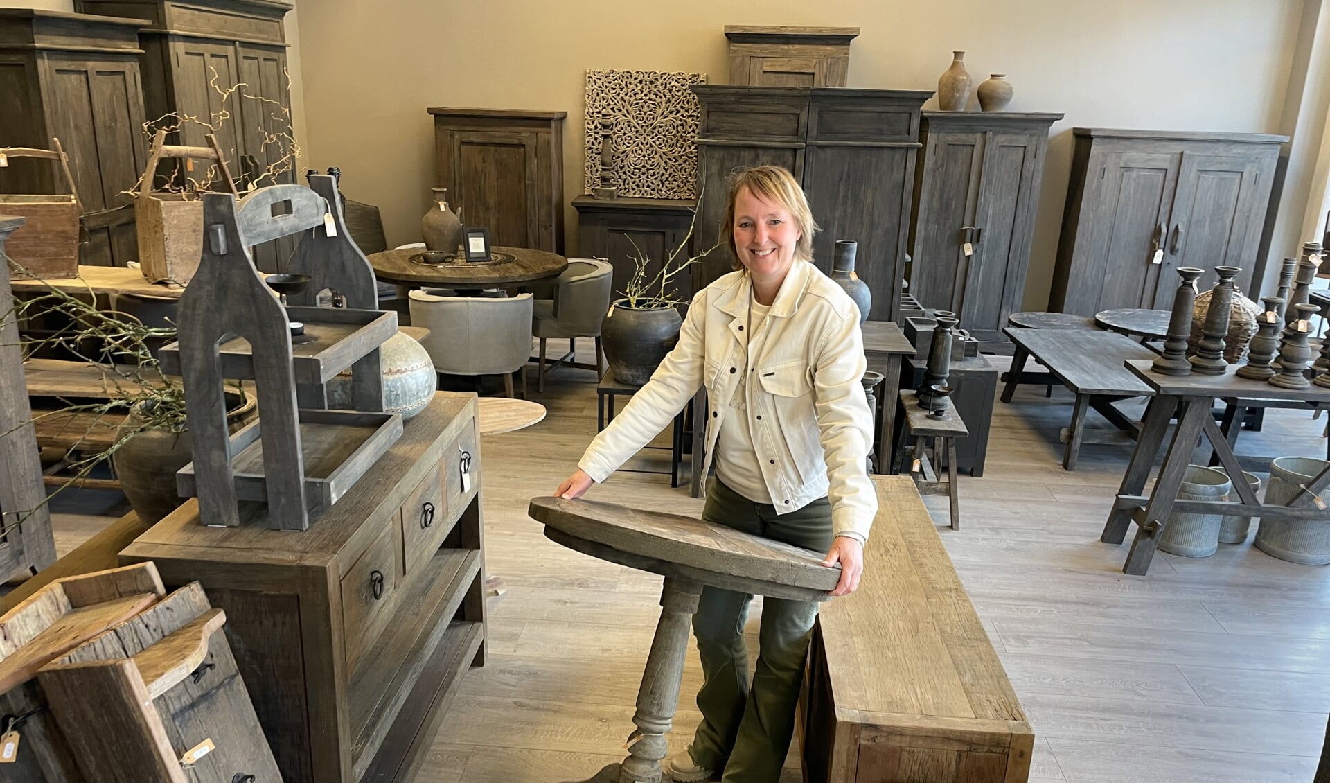 Aleta de Haan kan in het nieuwe magazijn in Gorredijk alle meubels tonen. 