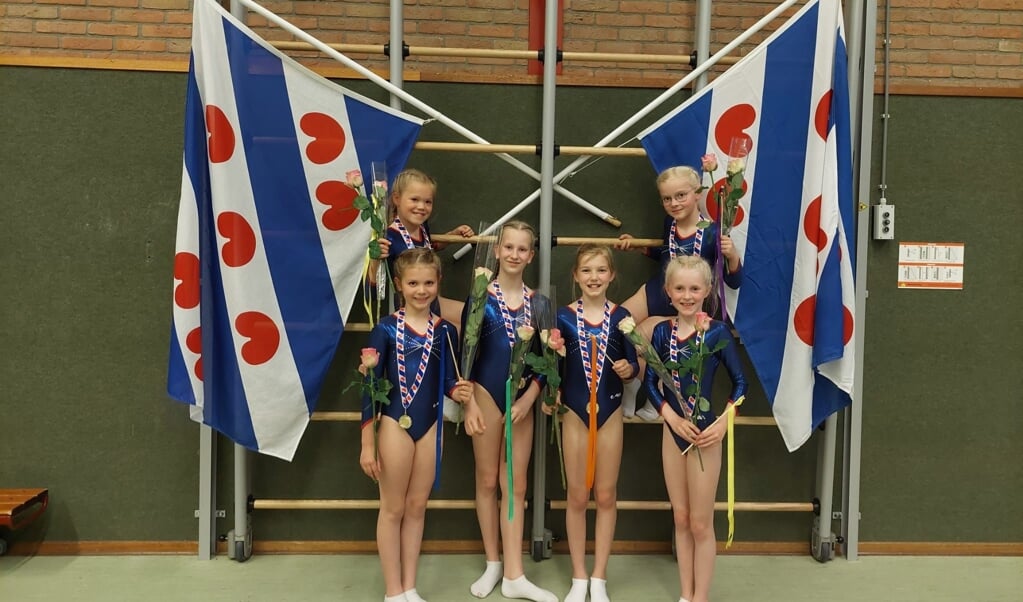 Turnsters Advendo. Achter links: Nynke Rikst Wiersma. Achter rechts: Anouk Idzenga. Voor vlnr: Lynn Dijkstra, Esmee van der Woude, Beau Zwart, Susan Ploegstra.