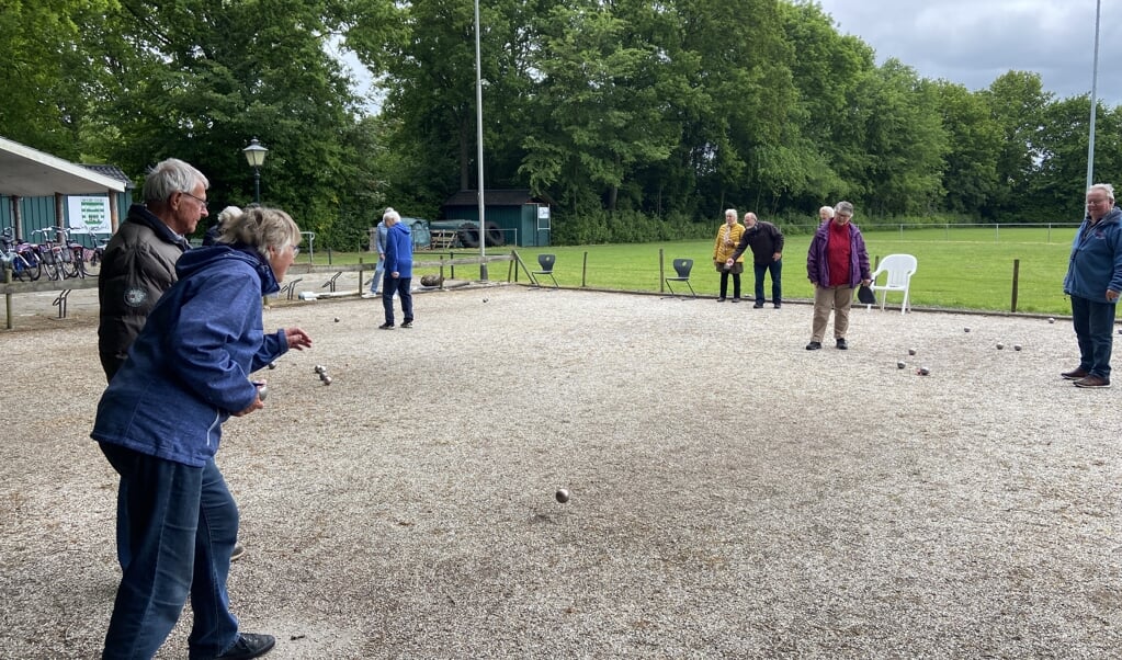 Leden van jeu de boules vereniging Opsterland tijdens het toernooi.