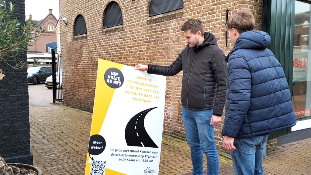 Jaimy Bethlehem toont een van de posters die verspreid door Gorredijk worden geplaatst. 