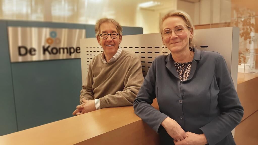 Huisarts Bart Maats en praktijkondersteuner ouderenzorg Esther Zeemans, beiden van huisartsenpraktijk De Kompe in Gorredijk.
